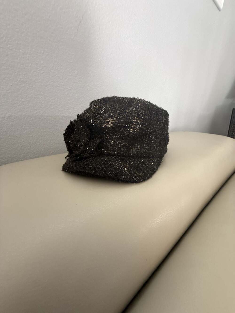 D&Y Elastafit Tweed Newsboy Hat One Size Black Gold Distressed Cabbie Cap